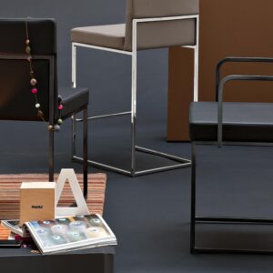 Sedia in metallo con braccioli rivestita in pelle Calligaris