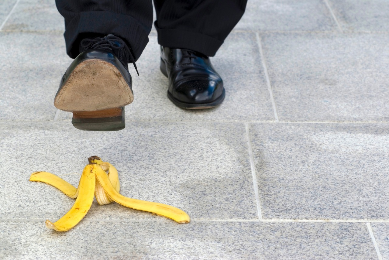 tranelli-bonus-mobili-pestare-buccia-banana Uomo che pesta una buccia di banana