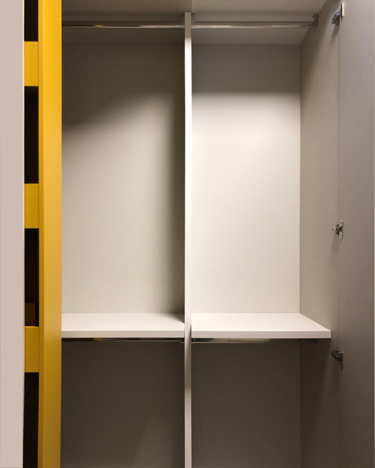 Libreria e anta armadio aperte