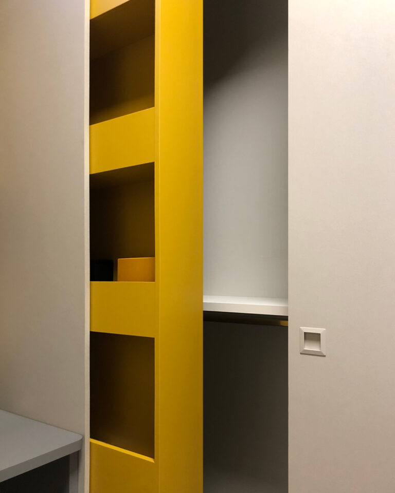 Libreria scorrevole semi-aperta